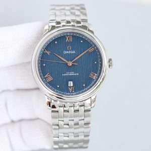 BLS Omega De Ville Collection     Original Mold Master Chronometer This timepiece is crafted from stainless steel, featuring a domed dial treated with deep blue PVD coating. Its surface bears irregular vertical grooves, creating a sunray-brushed finish. Particularly striking are the rhodium-plated hands, Roman numeral hour markers, and alternating cabochon-set hour indices.A date window is positioned at the 6 o'clock mark, while the dial is adorned with a "railway" minute track, complementing the watch's minimalist aesthetic. It is fitted with a stainless steel bracelet. Clasp type: butterfly clasp. Powered by the Omega 8800 Master Chronometer movement with a black balance wheel, the movement's elegant operation is clearly visible through the scratch-resistant sapphire crystal caseback.